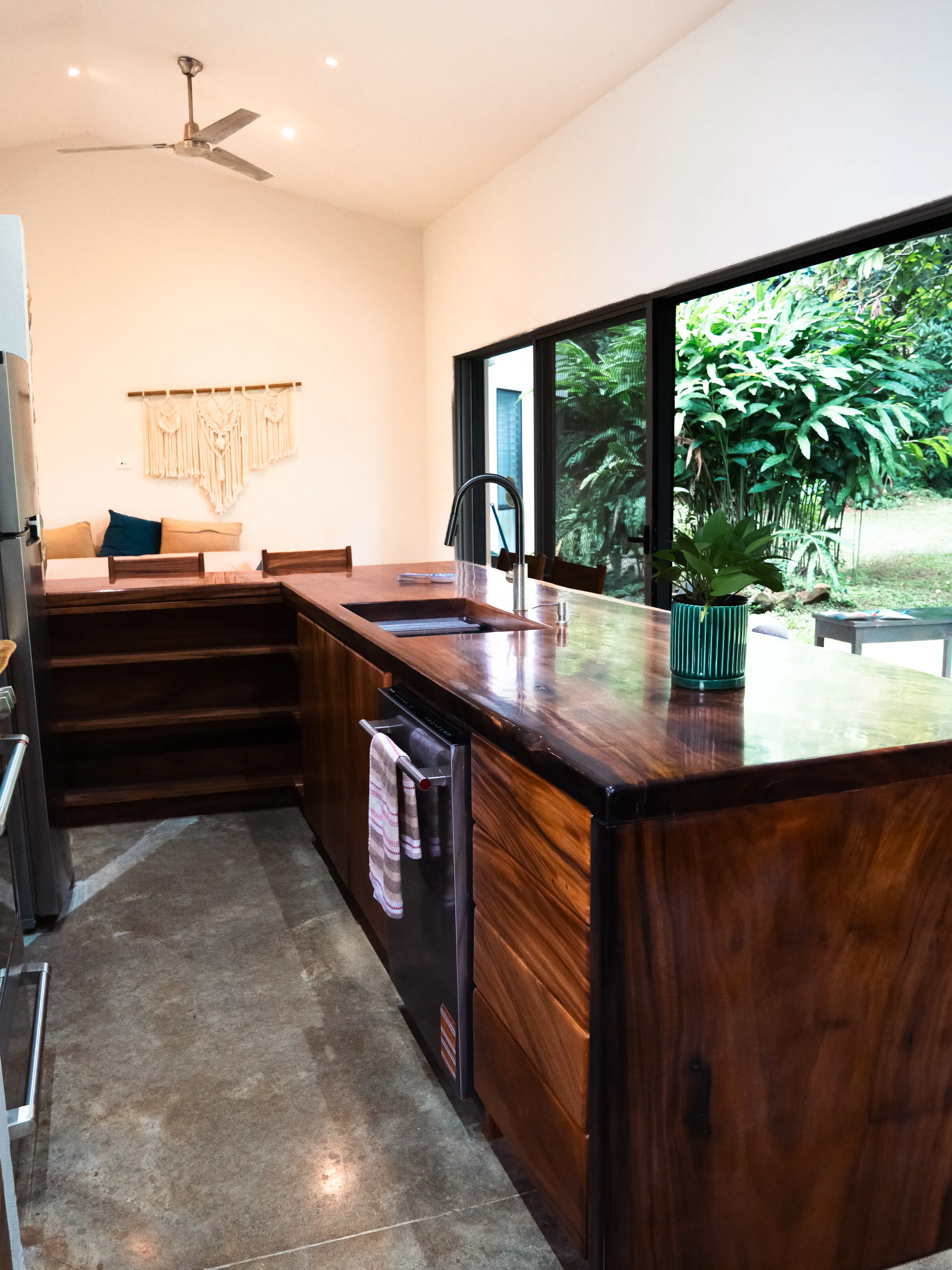 Mesón de cocina con fregadero integrado y estantería de Guanacaste macizo