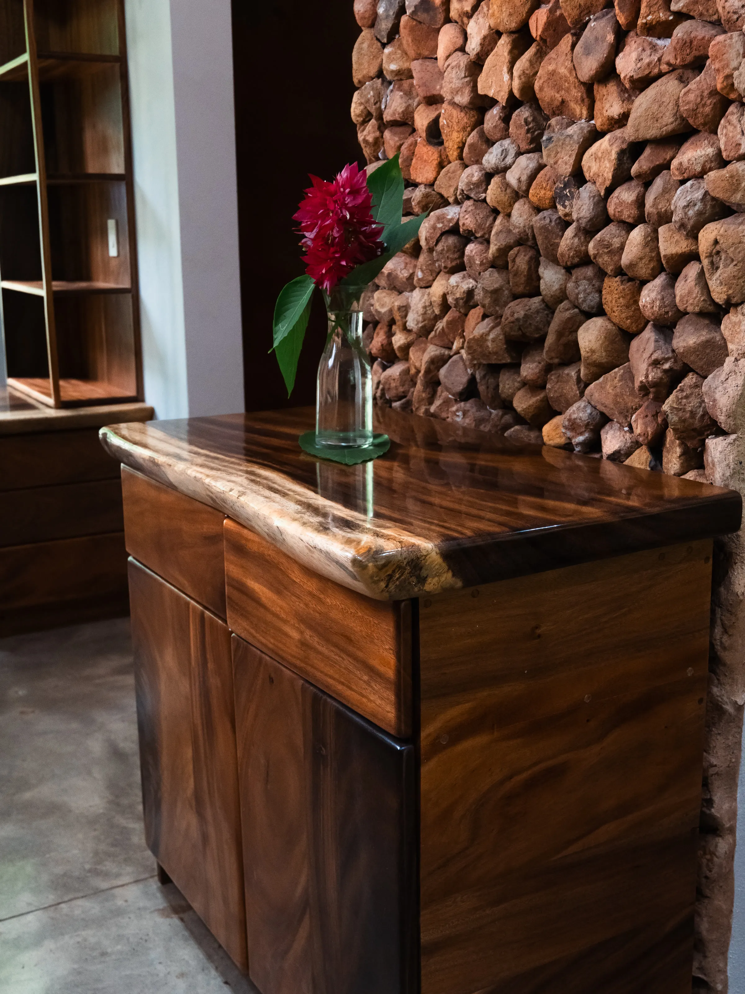 Mueble auxiliar de Guanacaste macizo con tapa de canto vivo